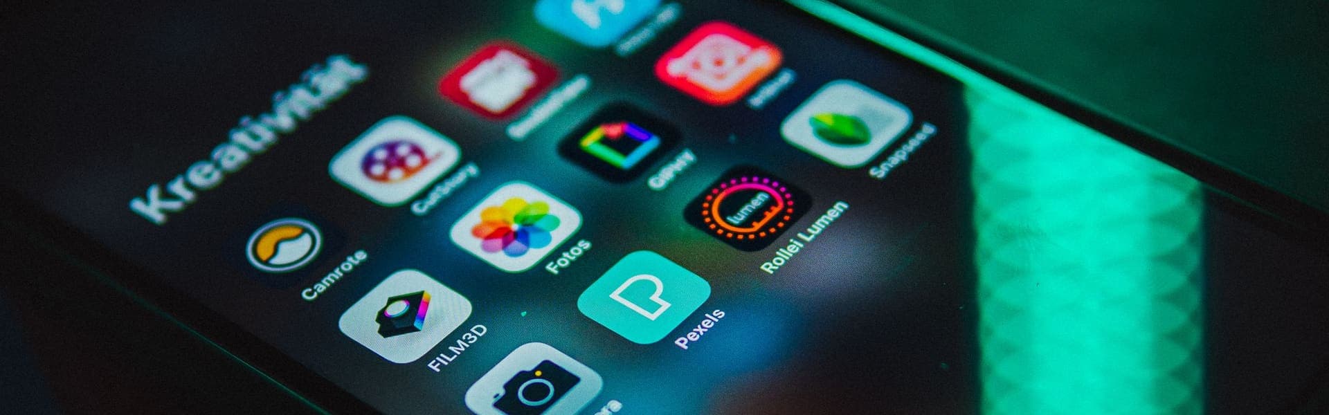 Uygulama simgeleri görünen bir telefon ekranı
